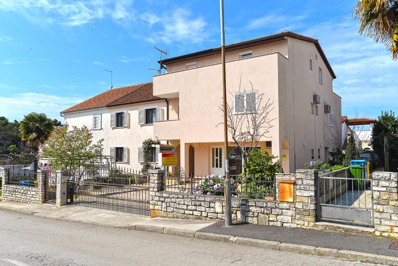 Apartments Milka 2074 Porec Esterno foto