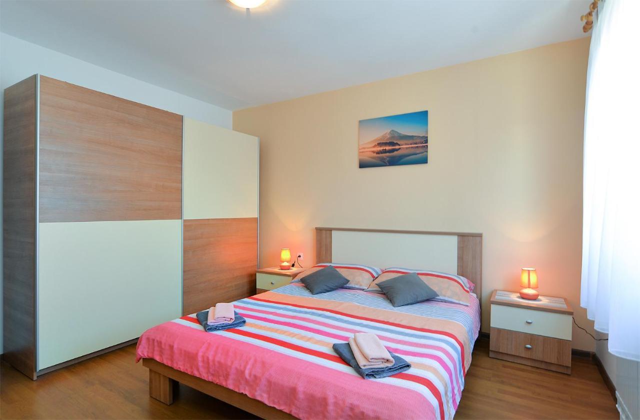 Apartments Milka 2074 Porec Esterno foto