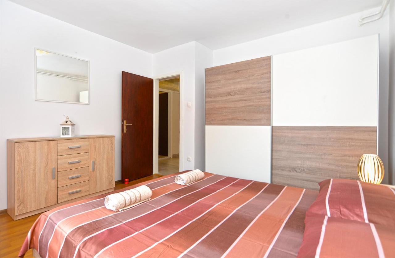 Apartments Milka 2074 Porec Esterno foto