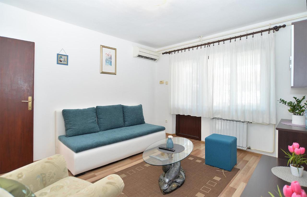 Apartments Milka 2074 Porec Esterno foto