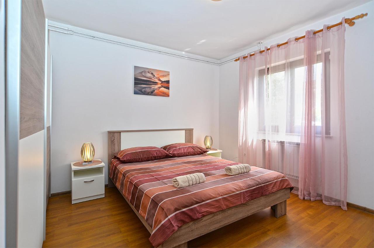 Apartments Milka 2074 Porec Esterno foto
