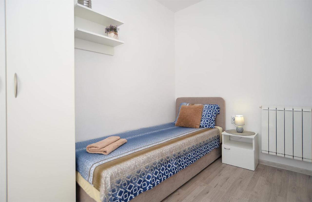 Apartments Milka 2074 Porec Esterno foto