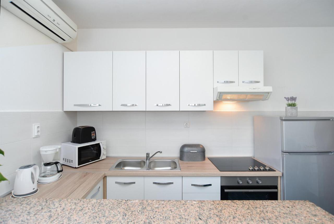 Apartments Milka 2074 Porec Esterno foto