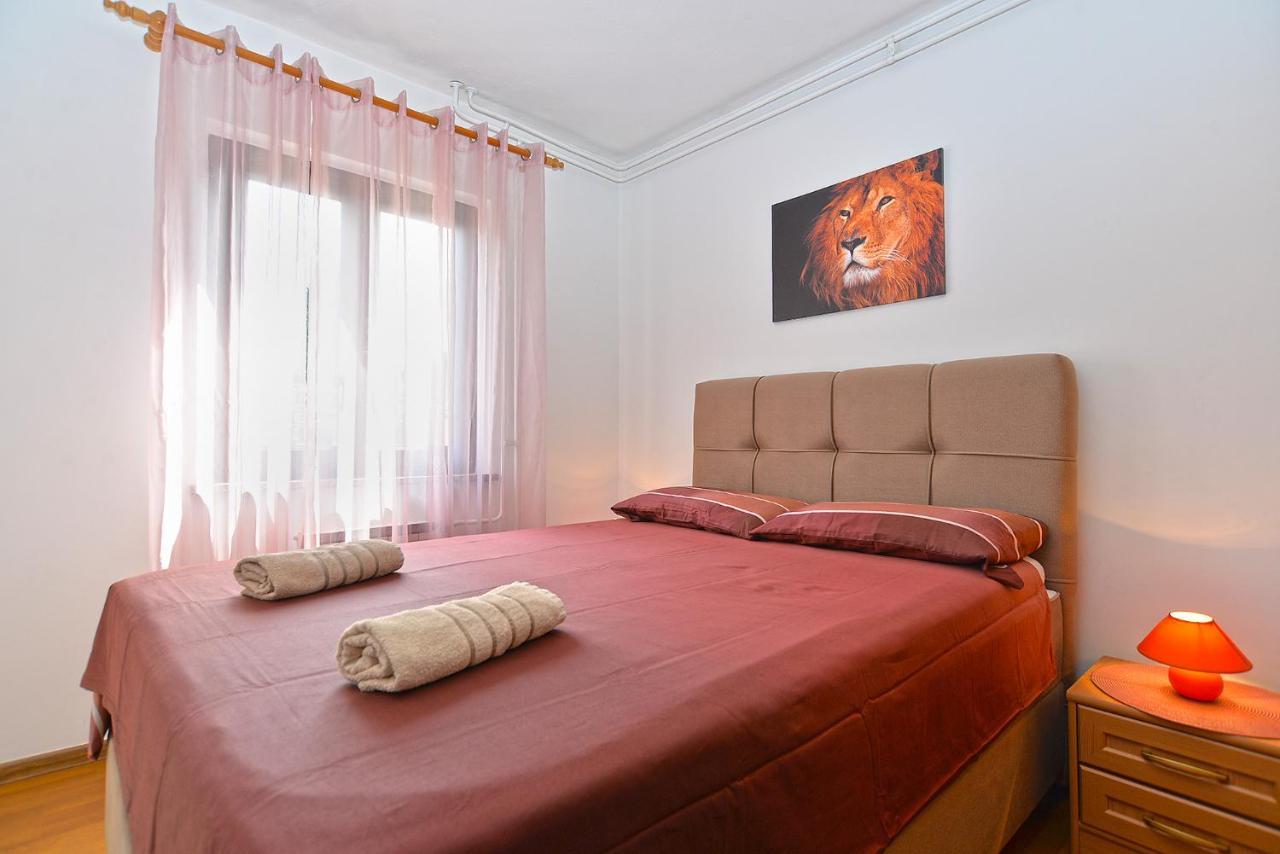 Apartments Milka 2074 Porec Esterno foto
